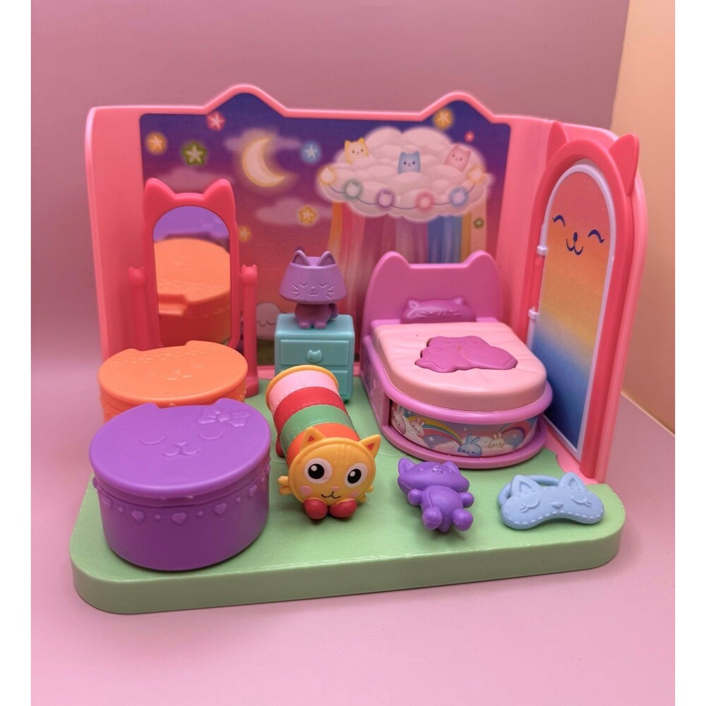 GABBY’S DOLLHOUSE Sweet Dreams Bedroom w/ Pillow Cat Figure (Bx 10)